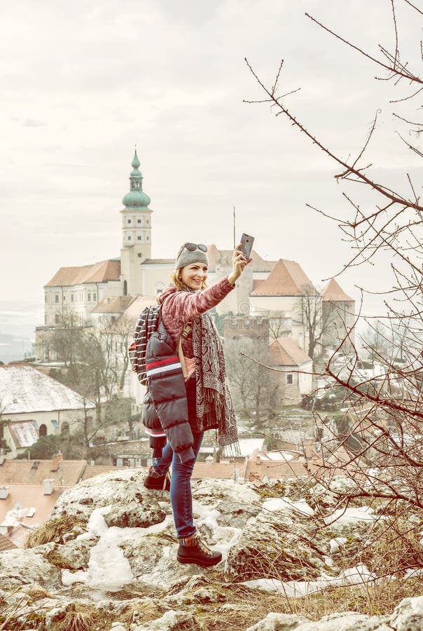 Туристская женщина фотографирует с замком Mikulov стоковое фото