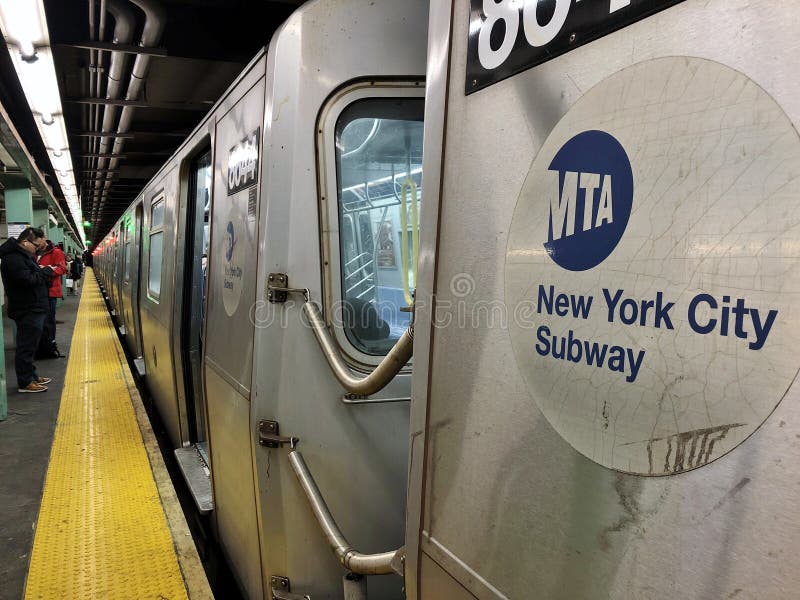 Транспорт метро Нью-Йорка знака MTA подземный стоковое фото rf