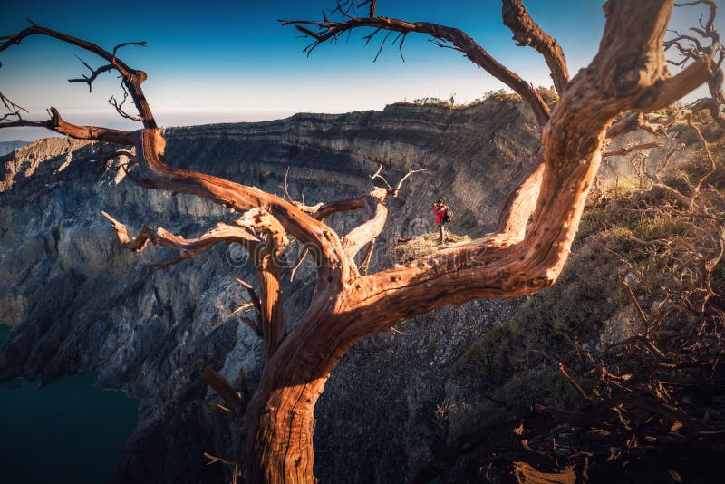 Фотограф путешественника снимает изображение ландшафта на вулкане Kawah Ijen, национальном парке Индонезии , На открытом воздухе стоковая фотография rf
