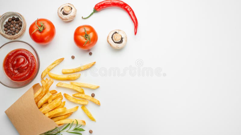 Французский картофель фри с розмариновым маслом, свежими томатами, грибами и соусом в бумажном стаканчике на белой предпосылке Оч стоковые фото Французский картофель фри с розмариновым маслом, свежими томатами, грибами и соусом в бумажном стаканчике на белой предпосылке Оч стоковые фото