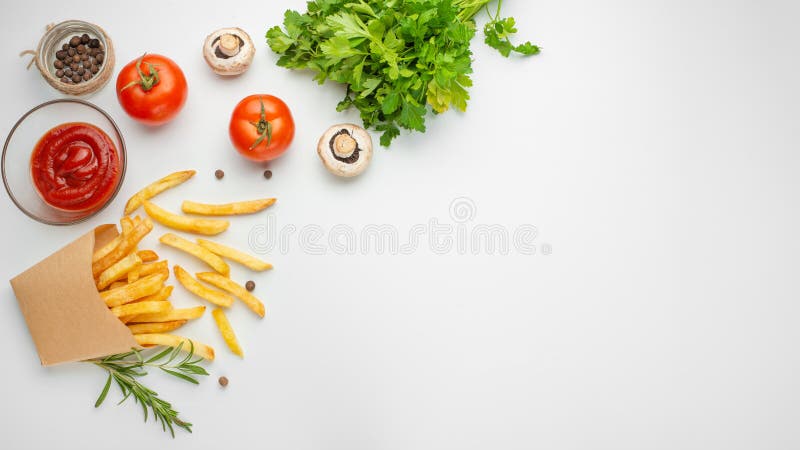 Французский картофель фри с розмариновым маслом, свежими томатами, грибами и соусом в бумажном стаканчике на белой предпосылке Оч стоковые фото Французский картофель фри с розмариновым маслом, свежими томатами, грибами и соусом в бумажном стаканчике на белой предпосылке Оч стоковые фото