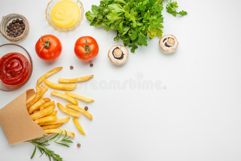 Французский картофель фри с розмариновым маслом, свежими томатами, грибами и соусом в бумажном стаканчике на белой предпосылке Оч стоковая фотография rf Французский картофель фри с розмариновым маслом, свежими томатами, грибами и соусом в бумажном стаканчике на белой предпосылке Оч стоковая фотография rf