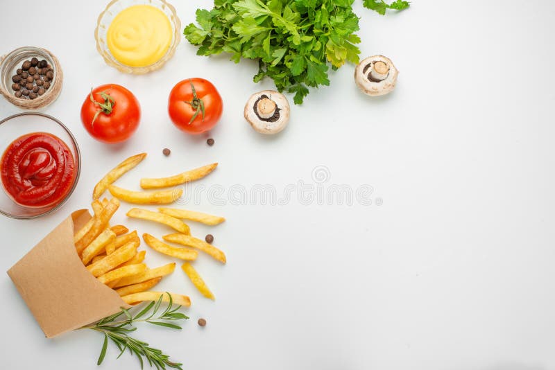 Французский картофель фри с розмариновым маслом, свежими томатами, грибами и соусом в бумажном стаканчике на белой предпосылке Оч стоковое фото rf Французский картофель фри с розмариновым маслом, свежими томатами, грибами и соусом в бумажном стаканчике на белой предпосылке Оч стоковое фото rf