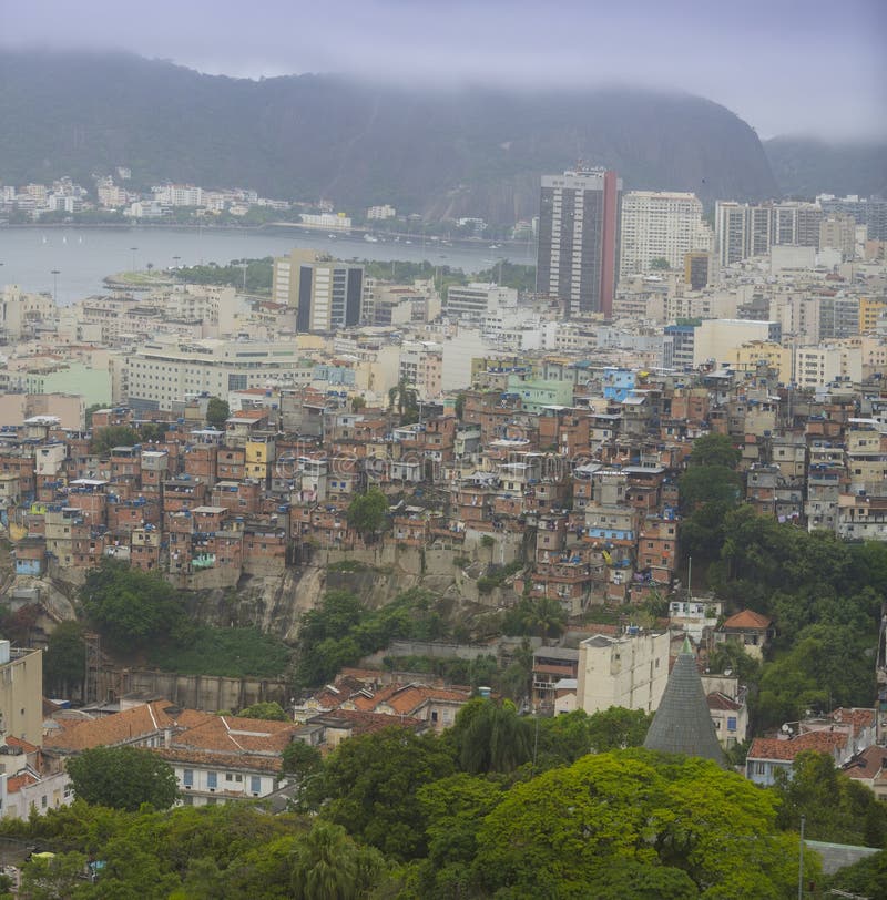 Центр города и favela Рио-де-Жанейро стоковые фотографии rf Центр города и favela Рио-де-Жанейро стоковые фотографии rf