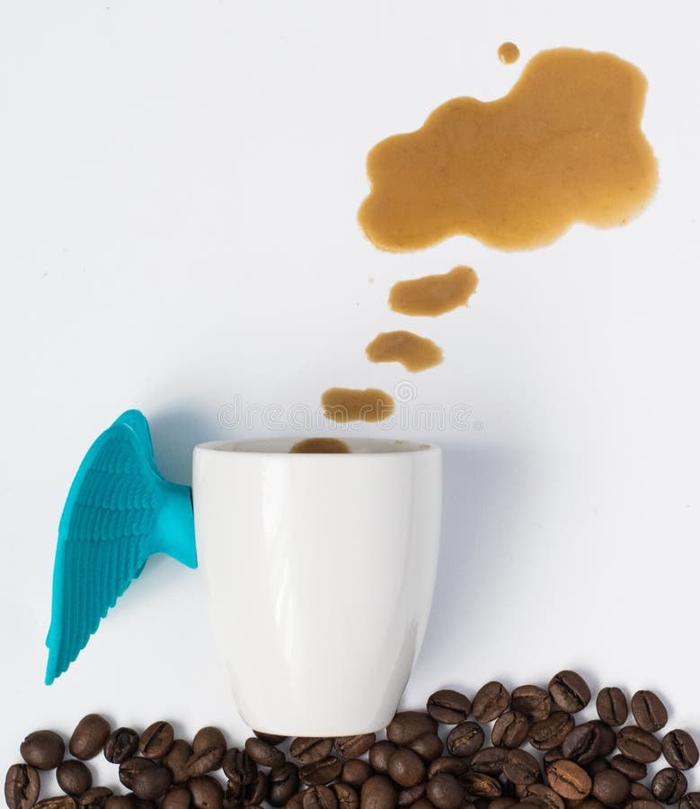 Чашка искусства взгляда верхней границы облаков крыльев ангела coffe утра напитка еды горячего стоковое изображение rf Чашка искусства взгляда верхней границы облаков крыльев ангела coffe утра напитка еды горячего стоковое изображение rf