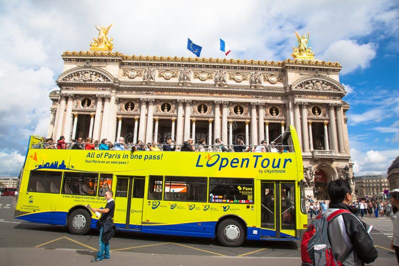 Хмель туристического автобуса на хмеле на предпосылке здания оперы paris стоковое фото Хмель туристического автобуса на хмеле на предпосылке здания оперы paris стоковое фото