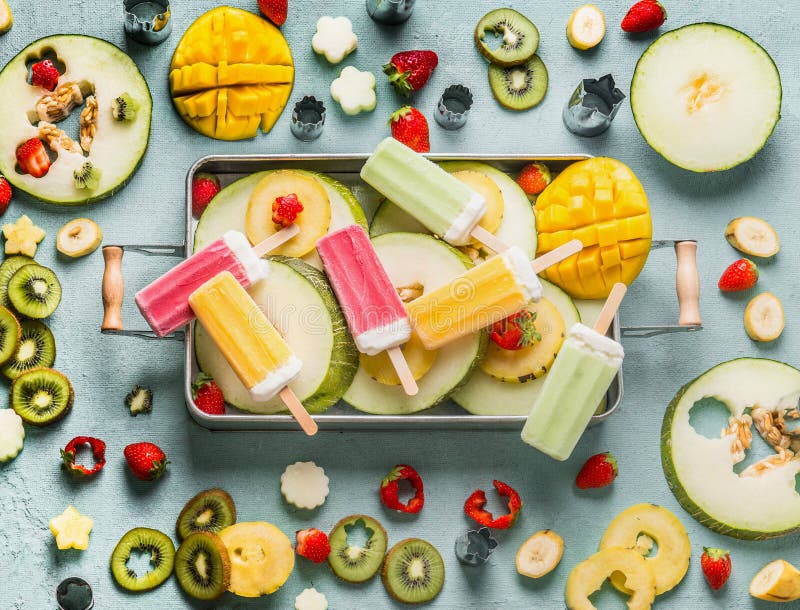 Различное красочное мороженое popsicle, свежие фрукты и ягоды в подносе, взгляде сверху Еда лета горизонтально стоковые фотографии rf Различное красочное мороженое popsicle, свежие фрукты и ягоды в подносе, взгляде сверху Еда лета горизонтально стоковые фотографии rf