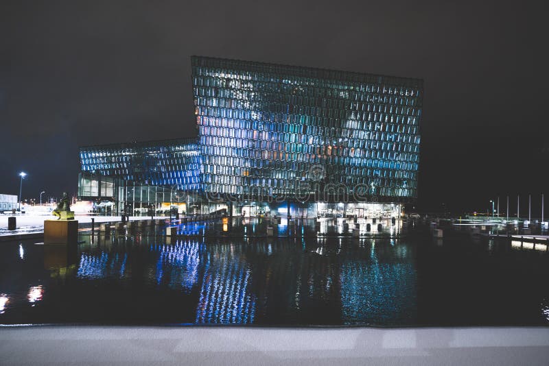 РЕЙКЯВИК, ИСЛАНДИЯ - 17-ОЕ ФЕВРАЛЯ: Экстерьер концертного зала Harpa во время зимы 17-ого февраля 2019 в Рейкявике стоковая фотография РЕЙКЯВИК, ИСЛАНДИЯ - 17-ОЕ ФЕВРАЛЯ: Экстерьер концертного зала Harpa во время зимы 17-ого февраля 2019 в Рейкявике стоковая фотография