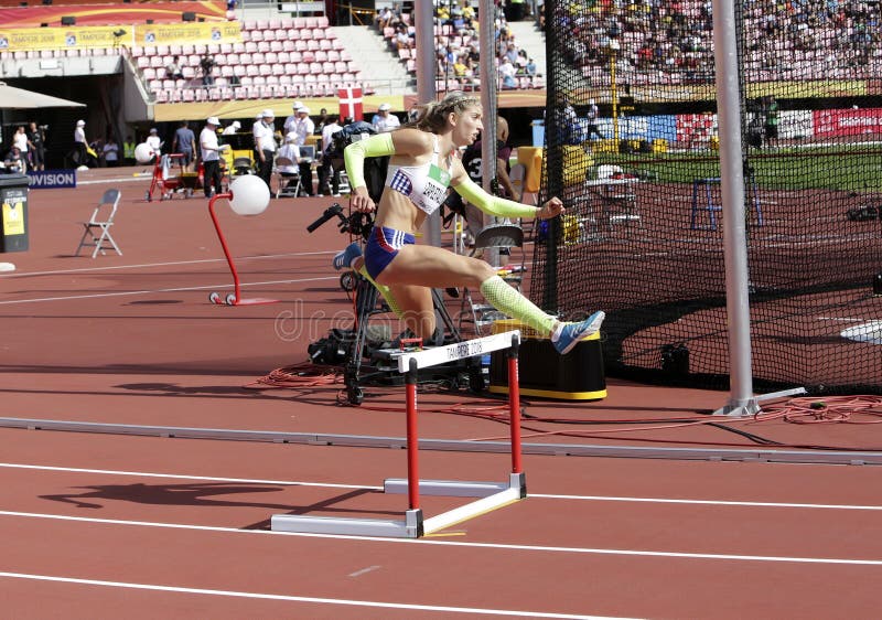 РЕСПУБЛИКА СЛОВАКОВ ЭММА ZAPLETALOVA бежать 400 барьеров metrs на чемпионате мира U20 IAAF в Тампере стоковое фото РЕСПУБЛИКА СЛОВАКОВ ЭММА ZAPLETALOVA бежать 400 барьеров metrs на чемпионате мира U20 IAAF в Тампере стоковое фото