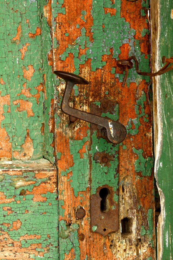 Ржавые doorknob и защелка на старой выдержанной зеленой двери стоковая фотография Ржавые doorknob и защелка на старой выдержанной зеленой двери стоковая фотография