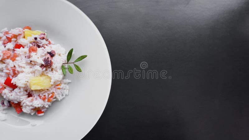 Рис с с креветкой и ананасом, Тайской кухней на белом блюде стоковые фото Рис с с креветкой и ананасом, Тайской кухней на белом блюде стоковые фото