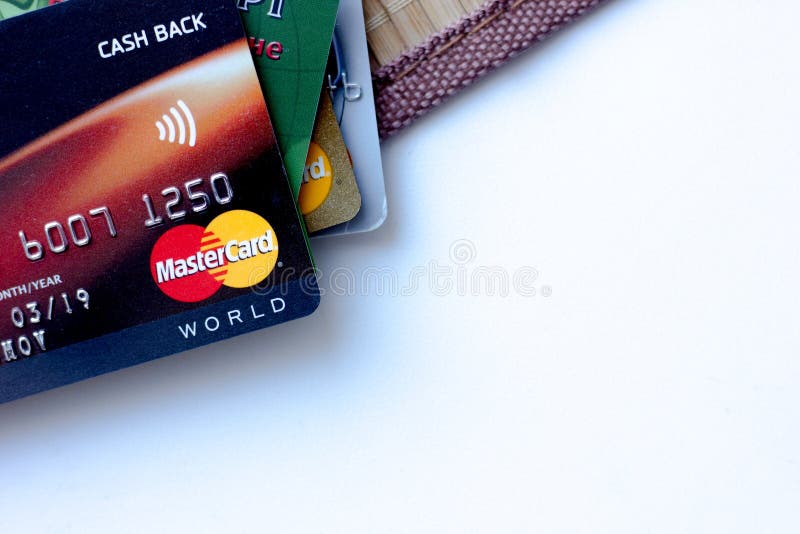 Рязань, Россия - 27-ое февраля 2018: Немногие кредитные карточки компании Mastercard над белой таблицей стоковые изображения Рязань, Россия - 27-ое февраля 2018: Немногие кредитные карточки компании Mastercard над белой таблицей стоковые изображения