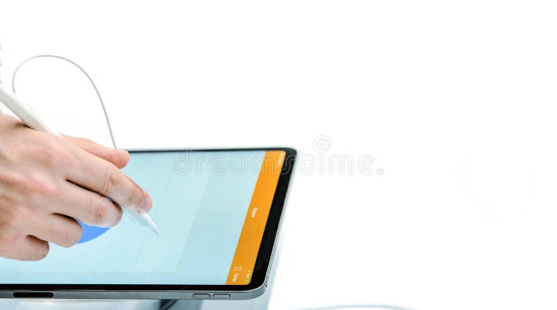 Рука с грифелем рисует на планшете Цифровая технология Предпосылка изолированная белизной Конец-вверх стоковая фотография Рука с грифелем рисует на планшете Цифровая технология Предпосылка изолированная белизной Конец-вверх стоковая фотография