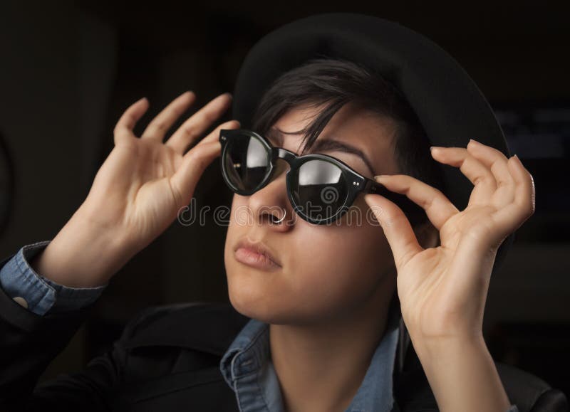 Óculos de sol vestindo da menina misturada étnica foto de stock Óculos de sol vestindo da menina misturada étnica foto de stock
