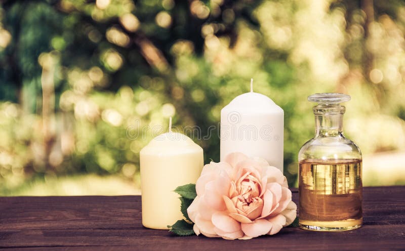 Óleo essencial natural, rosas perfumadas e velas Conceito dos termas Conceito romântico Copie o espaço