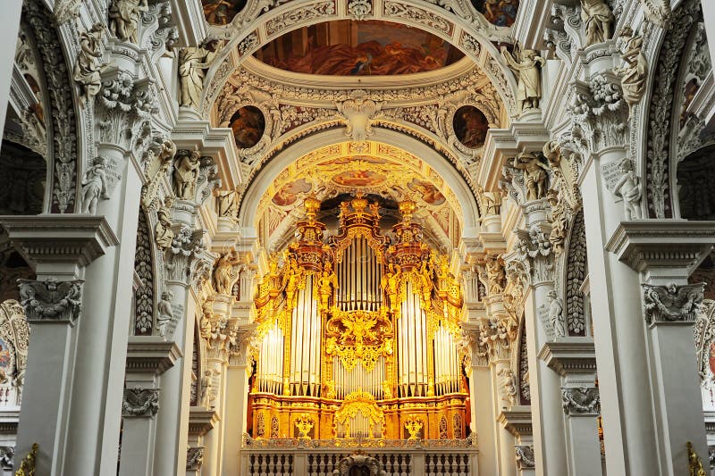 Órgano en la catedral de Passau imagen de archivo Órgano en la catedral de Passau imagen de archivo