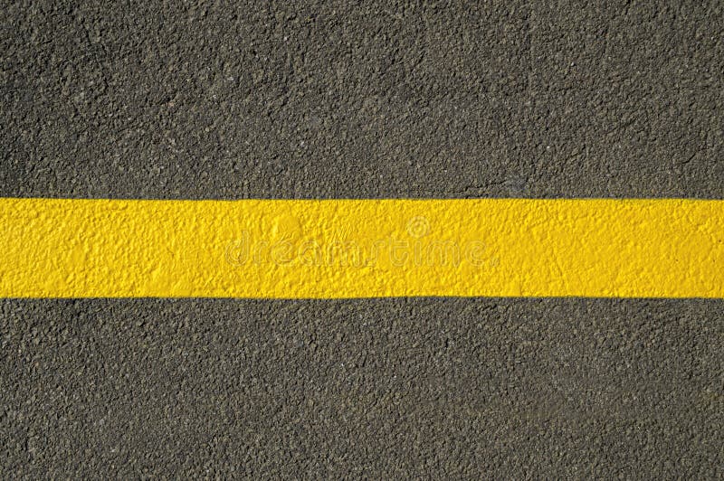 Żółta linia na asfaltowym szczególe