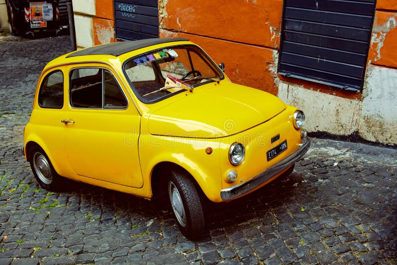 Fiat 500 Żółty Kolor Parkujący Obraz Stock Editorial