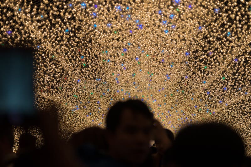 Żółty multicolor decoeation światło w tunelu w Bożenarodzeniowych i Nee rok dni obraz stock Żółty multicolor decoeation światło w tunelu w Bożenarodzeniowych i Nee rok dni obraz stock