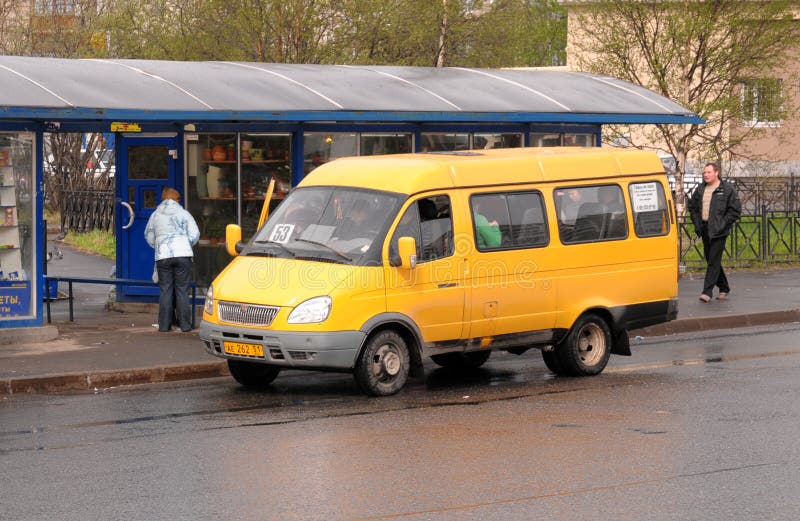 Żółty wahadłowa autobus przy autobusową przerwą obrazy stock Żółty wahadłowa autobus przy autobusową przerwą obrazy stock
