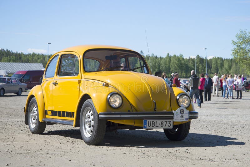 Żółty Samochód Volkswagen Beetle Na Jesiennej Retro Parade