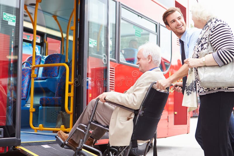 Ônibus da placa de Helping Senior Couple do motorista através da rampa da cadeira de rodas