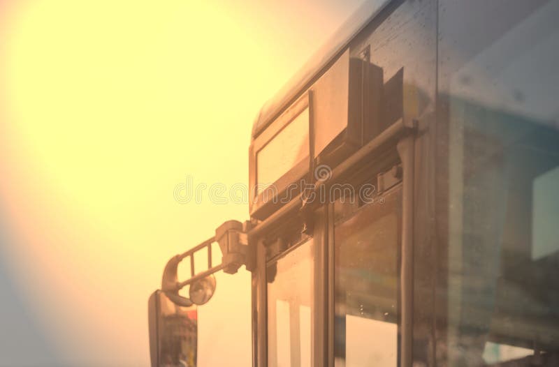 Autocarro visto de lado com luz solar imagem de stock
