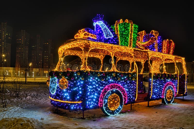 Ônibus iluminado do ano novo com os presentes na noite fotos de stock Ônibus iluminado do ano novo com os presentes na noite fotos de stock