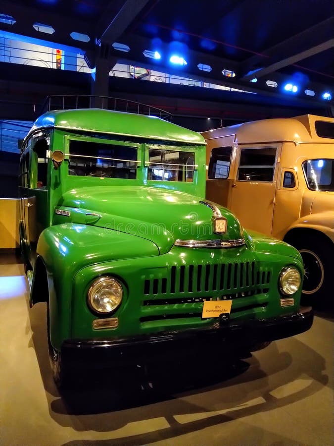Ônibus retro do vintage, mostra do caminhão no museu imagens de stock Ônibus retro do vintage, mostra do caminhão no museu imagens de stock