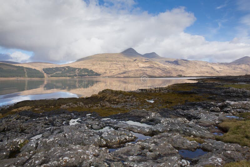 Ö av Mull Skottland UK den härliga fjorden Scridain med sikt till Ben More och Glen More berg royaltyfri foto Ö av Mull Skottland UK den härliga fjorden Scridain med sikt till Ben More och Glen More berg royaltyfri foto