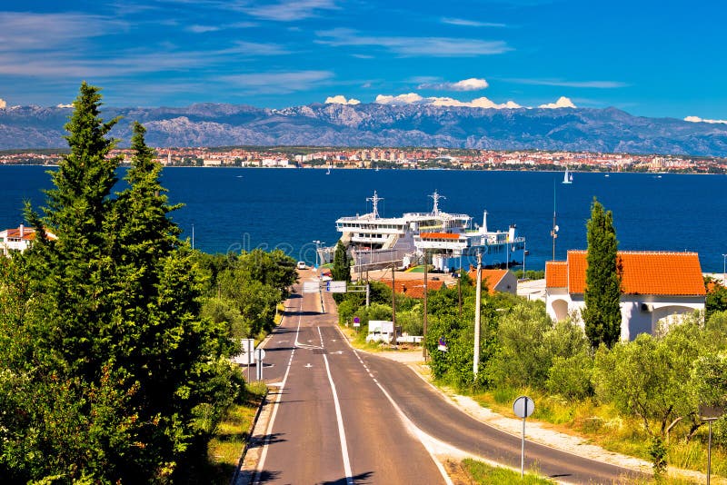 Ö av Ugljan färjaport och den Zadar sikten arkivfoton Ö av Ugljan färjaport och den Zadar sikten arkivfoton