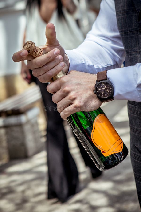 Öffnen einer Flasche von Champagne stockbilder Öffnen einer Flasche von Champagne stockbilder