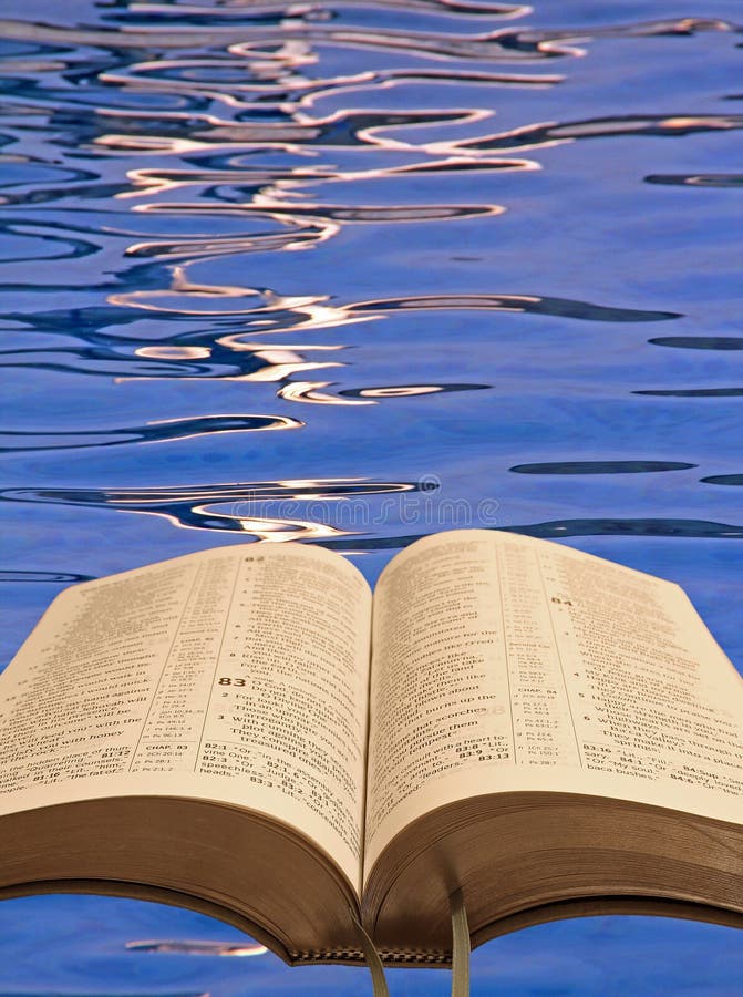 Öffnen Sie Bibelwasserkräuselungen stockfoto Öffnen Sie Bibelwasserkräuselungen stockfoto