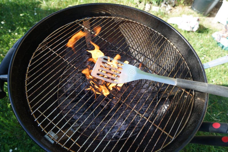 Offenes Feuer Im Grill, Zum Einer Wurst Mit Einer Holzkohle Zu Grillen