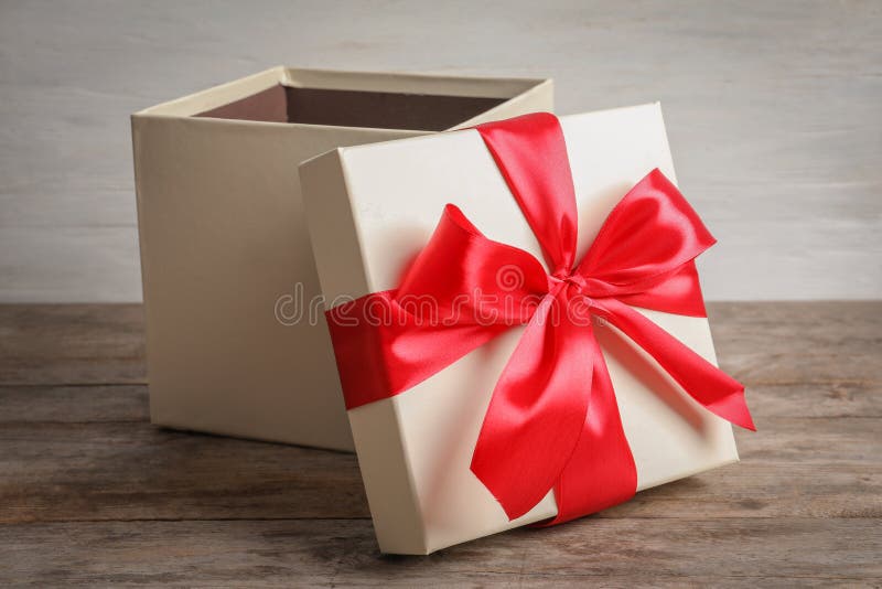 Öffnen Sie Geschenkbox auf Tabelle stockbild Öffnen Sie Geschenkbox auf Tabelle stockbild