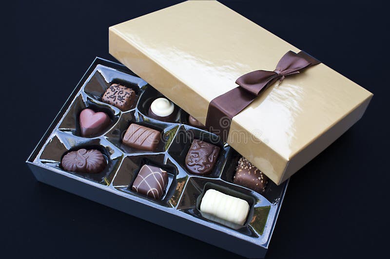 Öffnen Sie goldene Pralinenschachtel stockfoto Öffnen Sie goldene Pralinenschachtel stockfoto