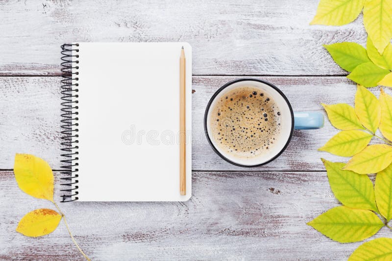 Öffnen Sie Notizbuch und Morgentasse kaffee auf rustikaler Draufsicht des Holztischs Gemütliche Herbstfrühstück Falleimerliste Eb stockfotos