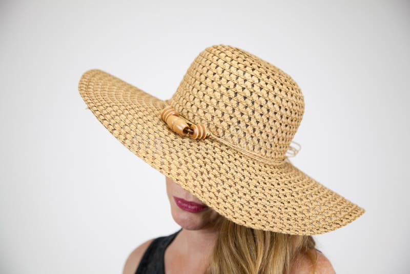 Ögon för beläggning för hatt för Closeupstående mogna blonda kvinnliga stora royaltyfria bilder Ögon för beläggning för hatt för Closeupstående mogna blonda kvinnliga stora royaltyfria bilder
