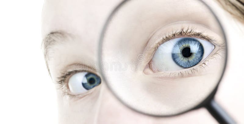 ögonexponeringsglas som ser grundlig förstoring arkivfoto ögonexponeringsglas som ser grundlig förstoring arkivfoto