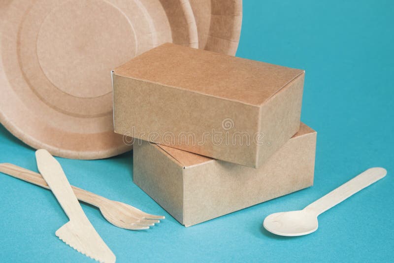 Öko-freundliche Einweggeschirr aus Papier mit farbigem Hintergrund vergewaltigte Löffel, Gabel, Messer, Teller mit Papiertassen R lizenzfreies stockfoto