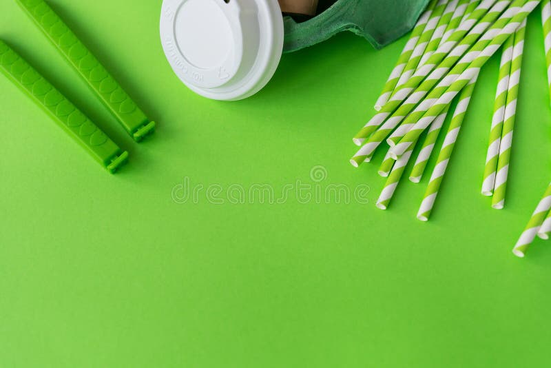 Ökofreundliches Einweggeschirr und Küchengeschirr auf grünem Hintergrund lizenzfreies stockfoto