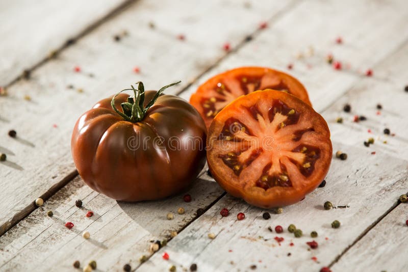 Ökologische schwarze Tomate stockfotografie Ökologische schwarze Tomate stockfotografie