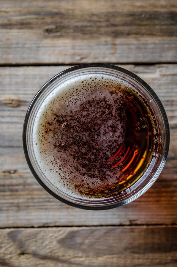 Öl in i den glass bästa sikten arkivfoton Öl in i den glass bästa sikten arkivfoton
