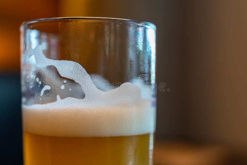 Öl i högväxt Glass närbildskott i stång arkivbilder Öl i högväxt Glass närbildskott i stång arkivbilder
