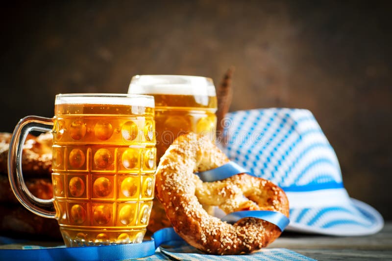 Öl rånar och kringlor på en trätabell Oktoberfest ölfestival arkivbilder Öl rånar och kringlor på en trätabell Oktoberfest ölfestival arkivbilder