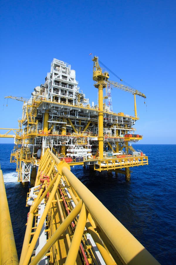 Öl- und Gasplattform in der Offshoreindustrie, Produktionsverfahren in der Mineralölindustrie, in der Bauanlage des Öls und in de lizenzfreie stockbilder Öl- und Gasplattform in der Offshoreindustrie, Produktionsverfahren in der Mineralölindustrie, in der Bauanlage des Öls und in de lizenzfreie stockbilder