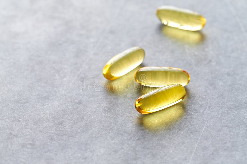 Ölergänzungen der Fische Omega-3 auf grauem Steinhintergrund lizenzfreies stockfoto