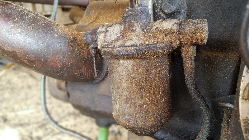 Ölfilter auf einem Dieselmotor stockbilder Ölfilter auf einem Dieselmotor stockbilder