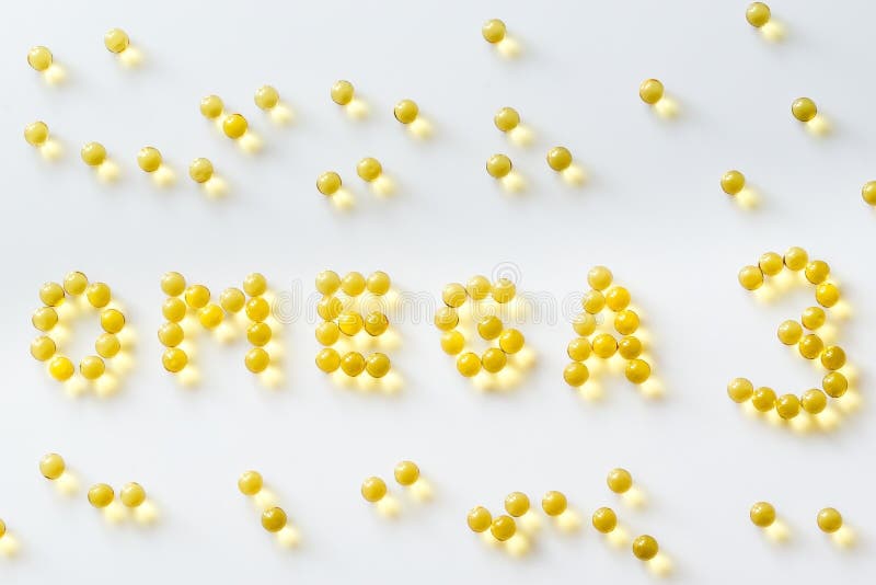 Ölkapseln der Fische Omega-3 auf dem weißen Hintergrund stockfoto Ölkapseln der Fische Omega-3 auf dem weißen Hintergrund stockfoto