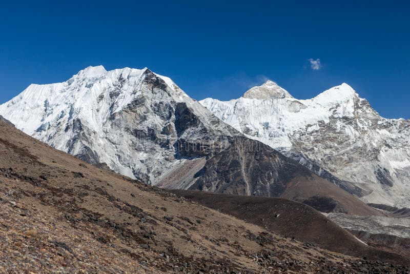 Ömaximum eller Imja Tse- och Makalu sikt på royaltyfria bilder Ömaximum eller Imja Tse- och Makalu sikt på royaltyfria bilder